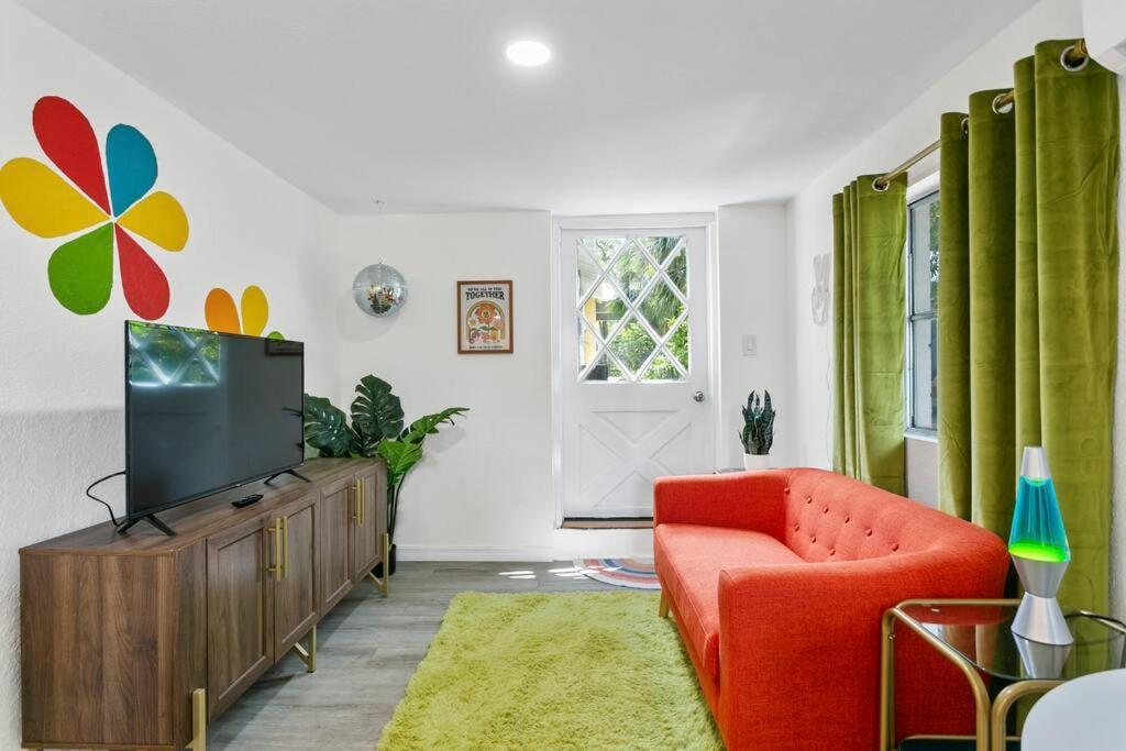 That 70'S Themed Apt Close To Coffee, Food + Shops Tampa Exterior foto
